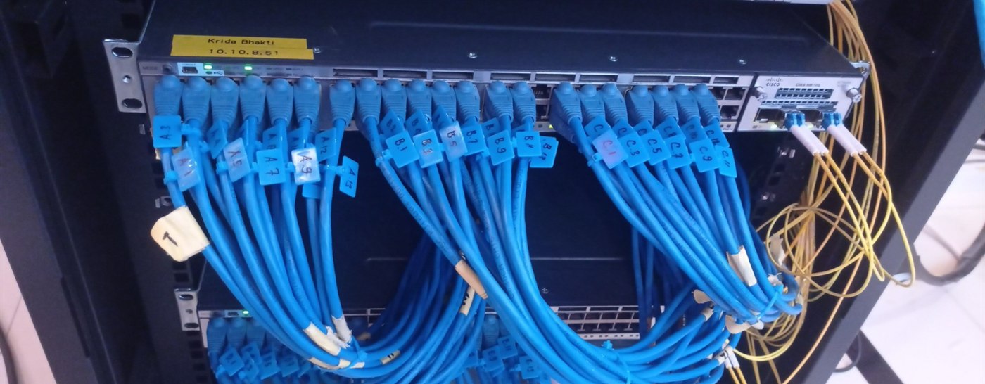 Switch jaringan Cisco dengan penomoran kabel LAN rapi di Krida Bhakti