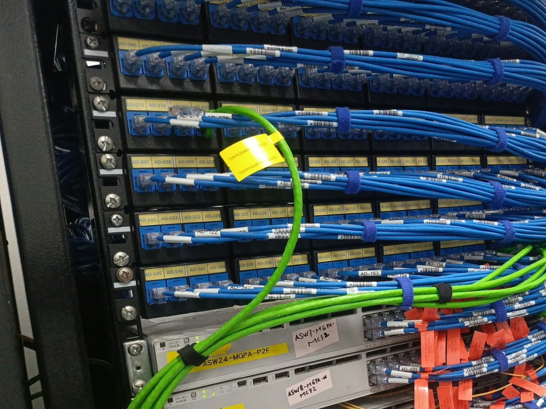 Terminasi patch panel dan switch Cisco pada rack Media Center MotoGP Mandalika