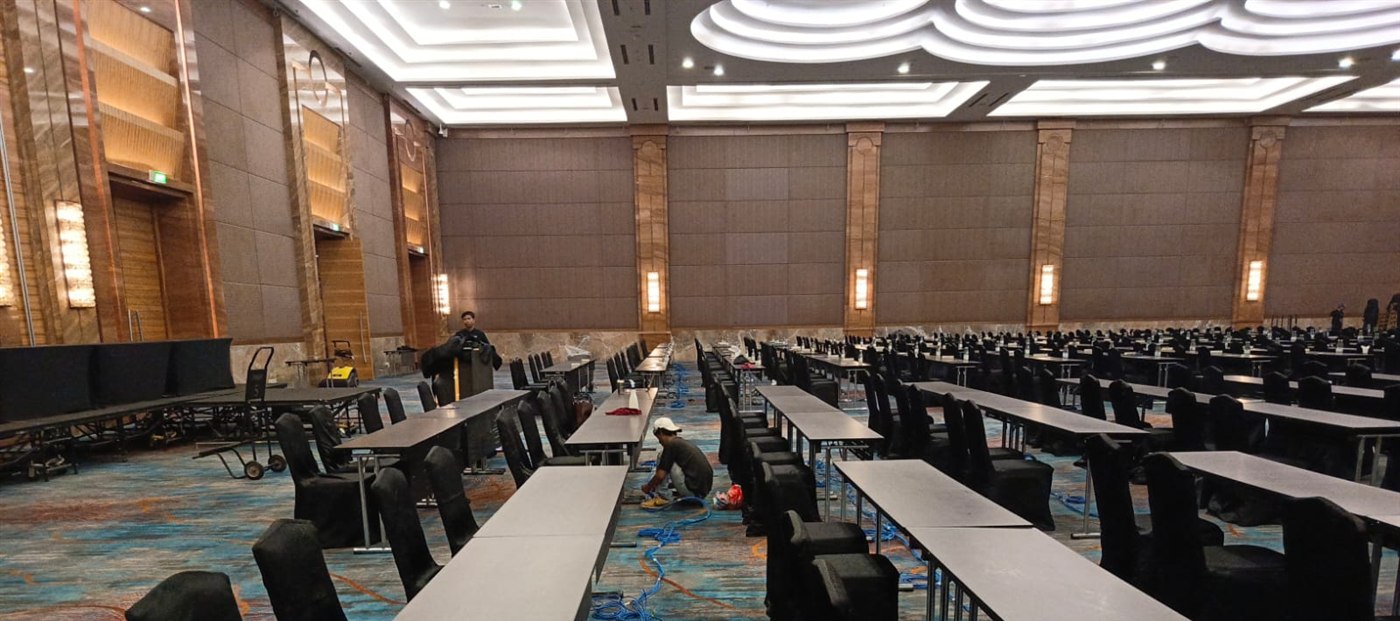 Teknisi menarik jalur kabel LAN di ballroom hotel